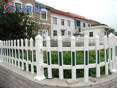 塑钢草坪护栏